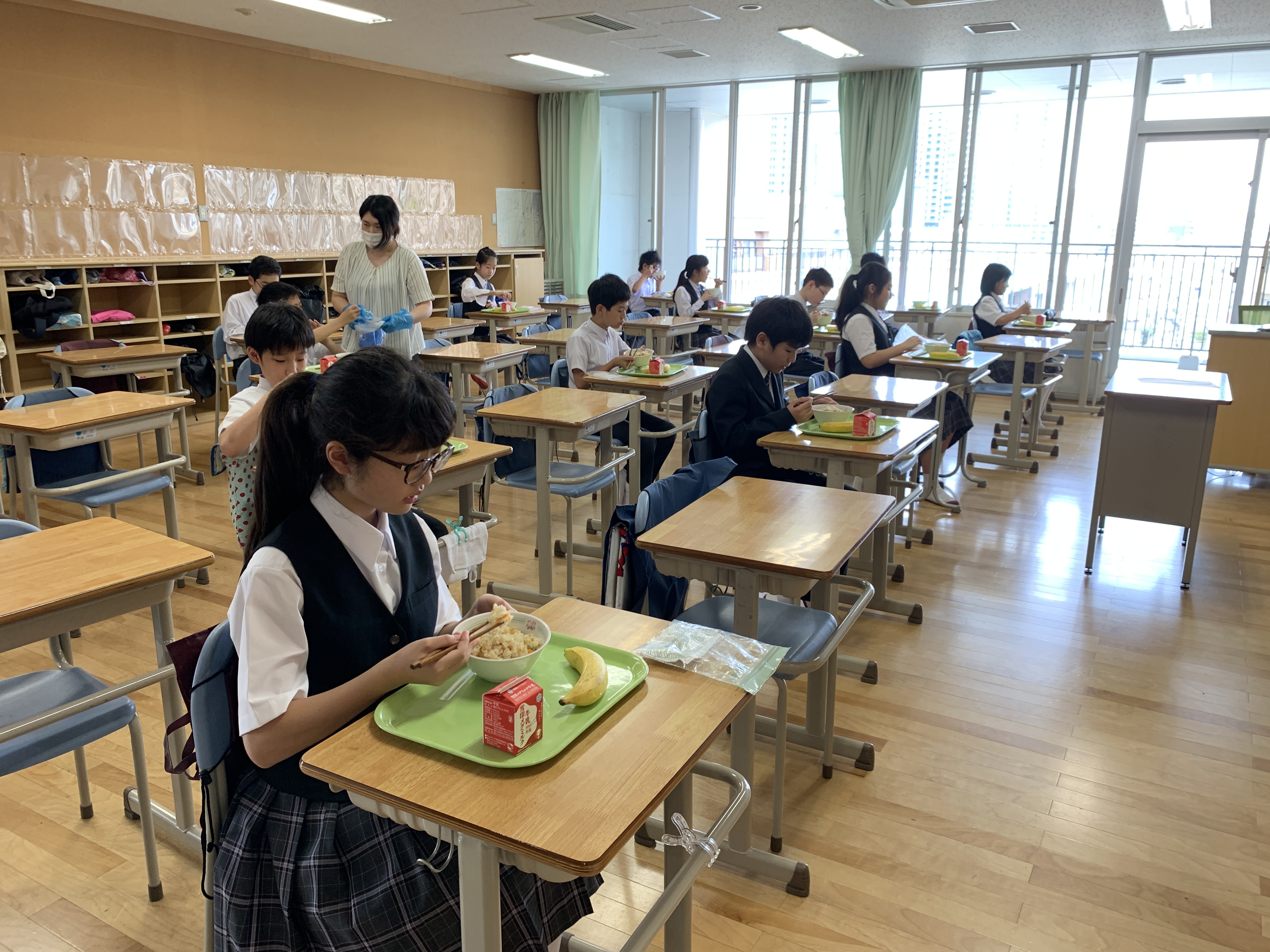 Japan: Students Are Now Permitted To Converse During Lunch As The Number Of Covid Cases Continues To Decrease