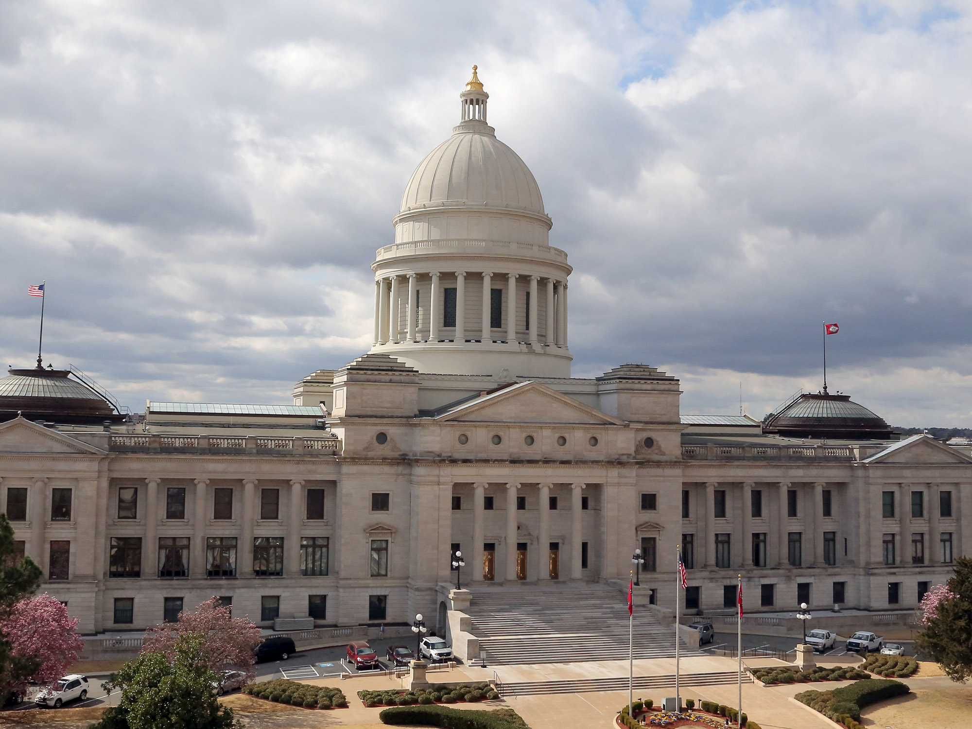 Arkansas: Legislators Want Schools To Use Federal Funds To Provide Bonuses To Teachers And Staff